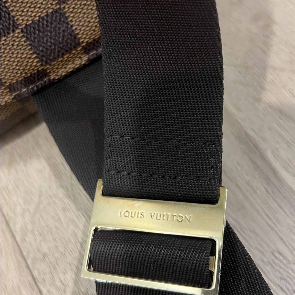 Louis Vuitton Damier Ebene Geronimos Body Bag. - Picture 4 of 5